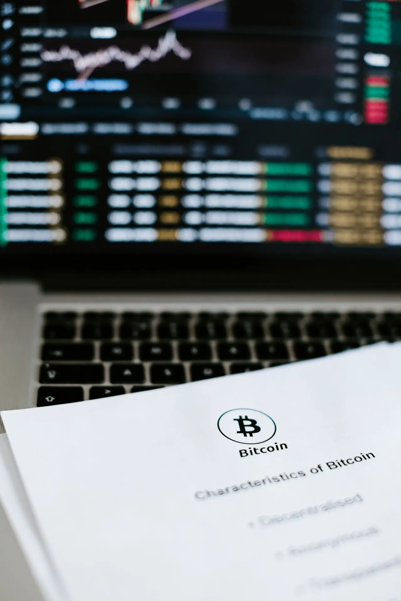 Lista de ventajas de la inversión en criptomonedas sobre un escritorio