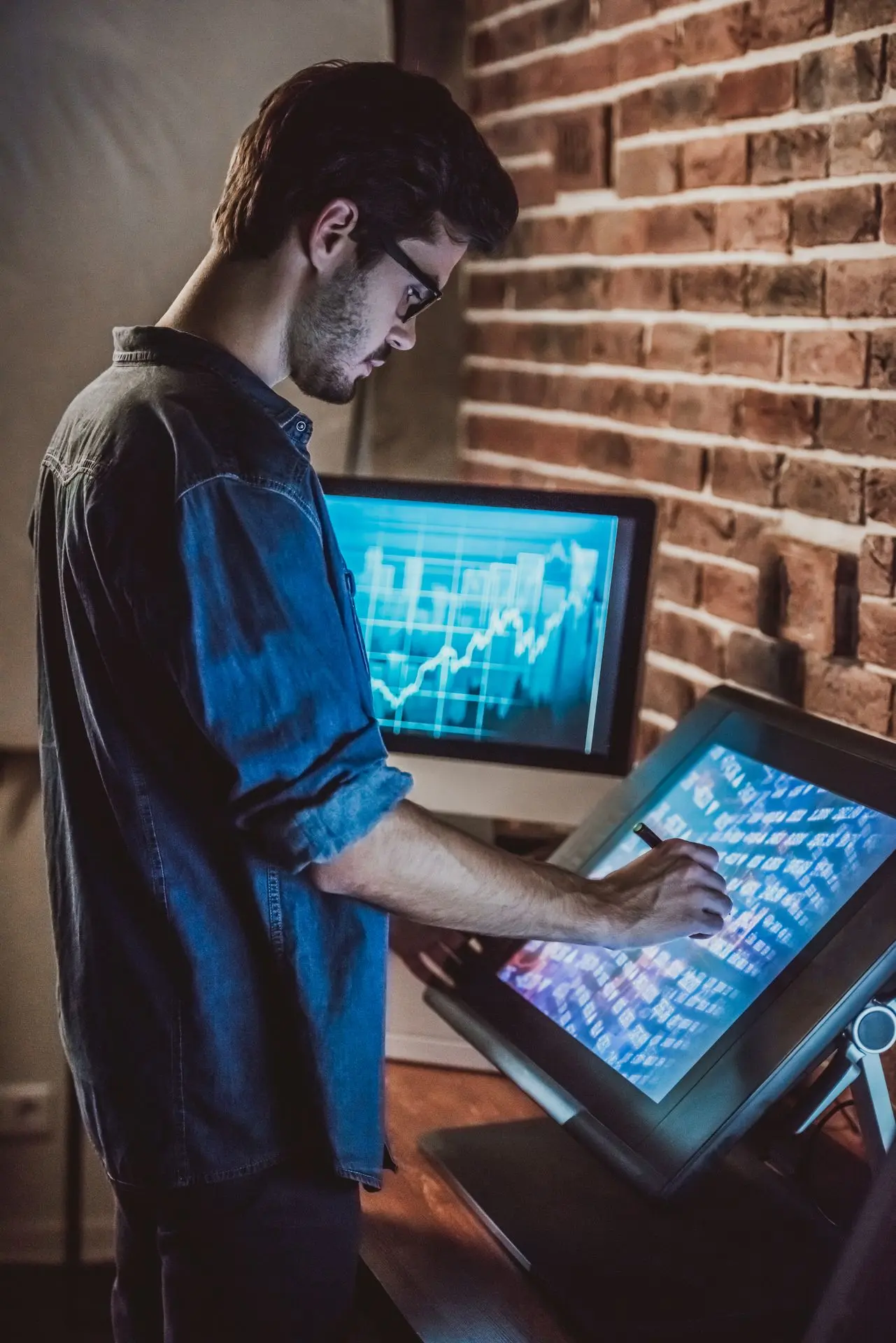 Joven programador trabajando frente a su computadora