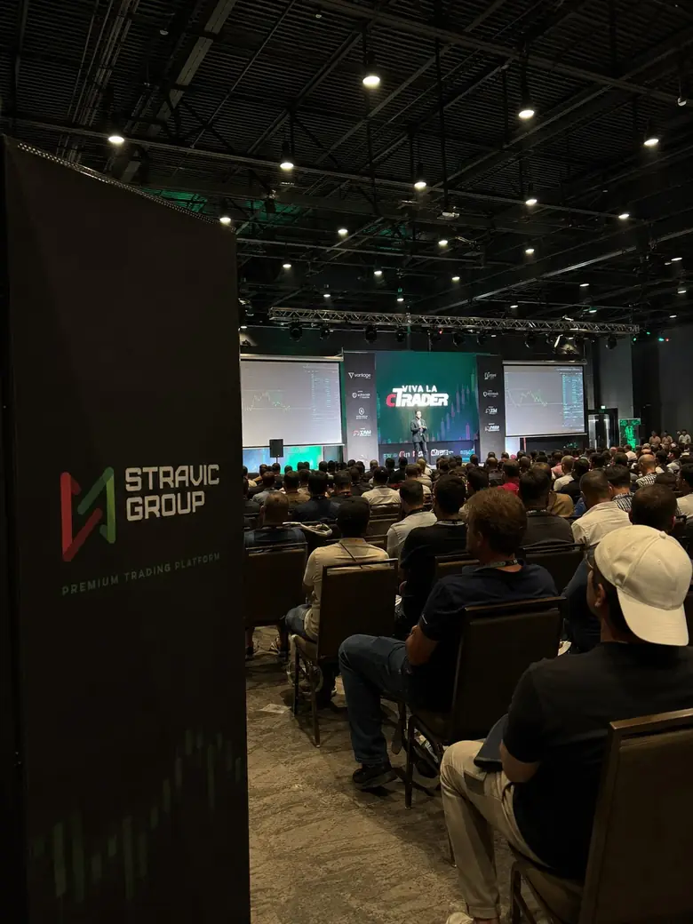 Conferencia del sector con la marca Stravic Group ante un auditorio lleno