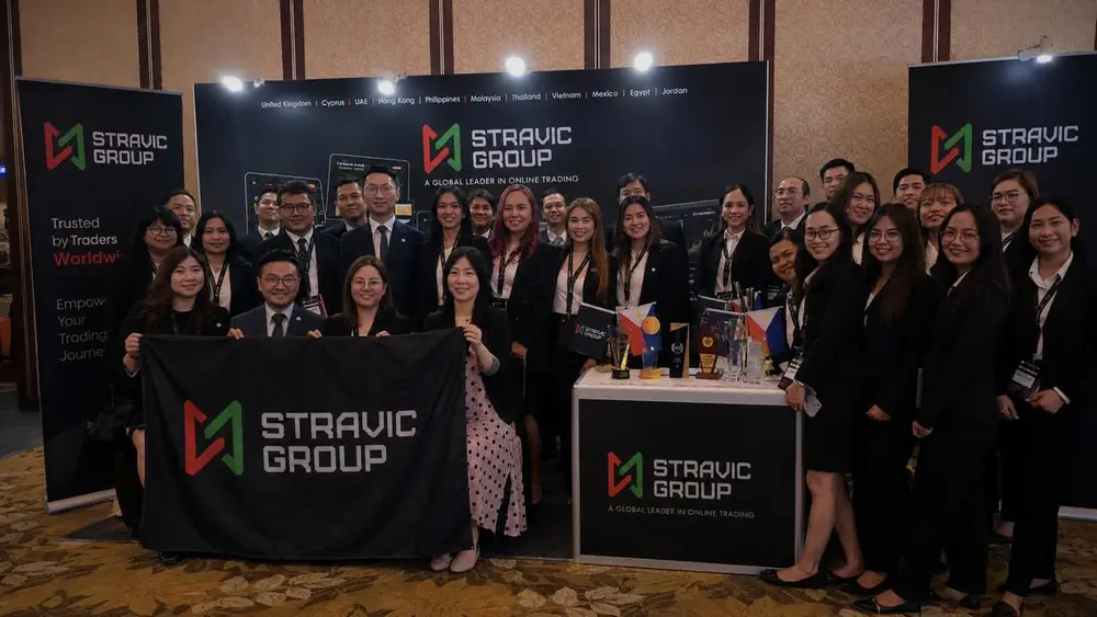 Equipo de Stravic Group en Asia junto al listado de países donde opera