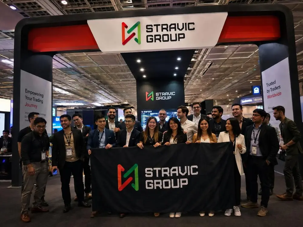 Equipo de Stravic Group con la bandera de la marca en una feria del sector