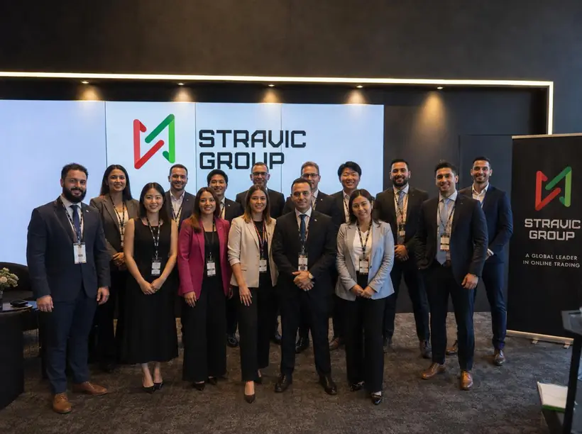 Equipo de Stravic Group frente al muro de la marca