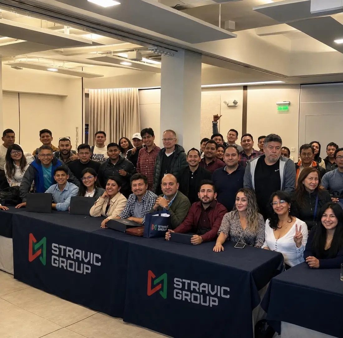 Sesión de formación de Stravic Group con asistentes alrededor de las mesas