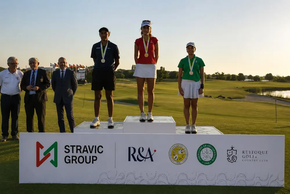 Podio femenino de un campeonato de golf con la marca Stravic Group