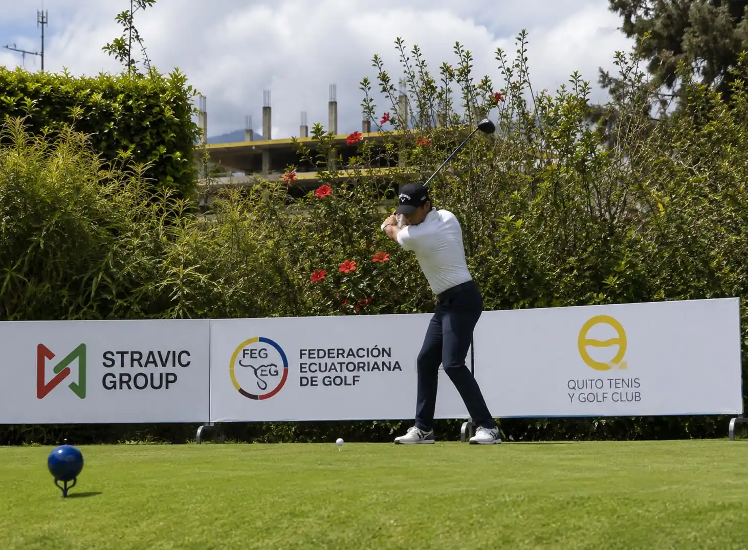 Jugador de golf en un torneo con el patrocinio de Stravic Group