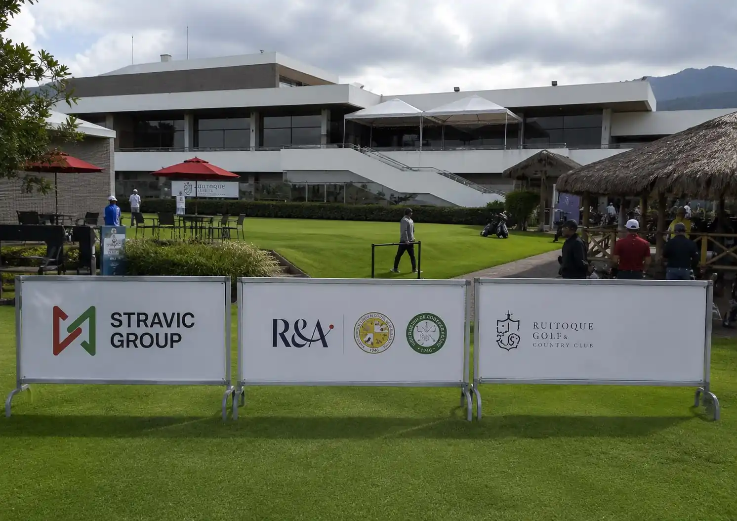 Vallas de patrocinio de Stravic Group en un campo de golf