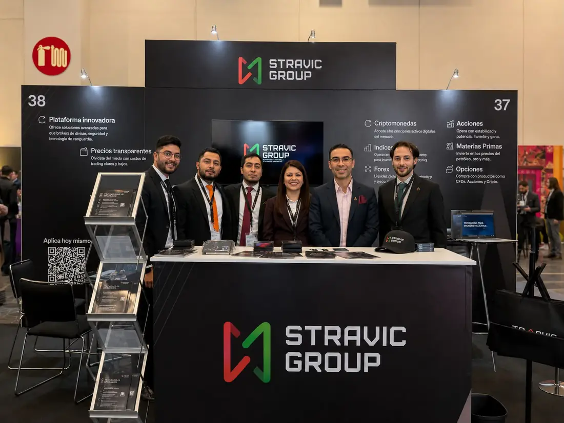 Equipo de Stravic Group en su stand, con la oferta de criptomonedas, índices, forex, acciones y materias primas