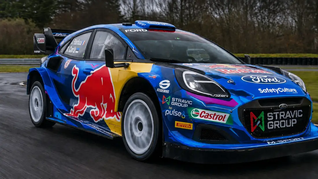 Coche de rally con la marca Stravic Group, visto de frente en pista