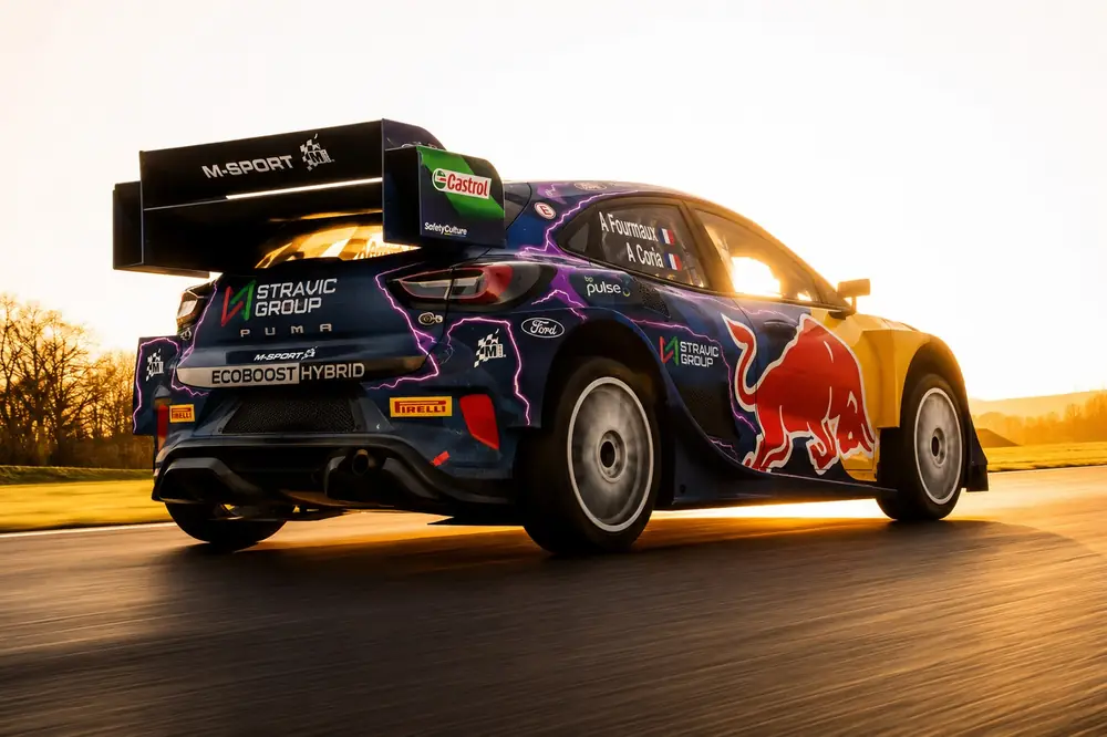 Coche de rally con la marca Stravic Group al atardecer