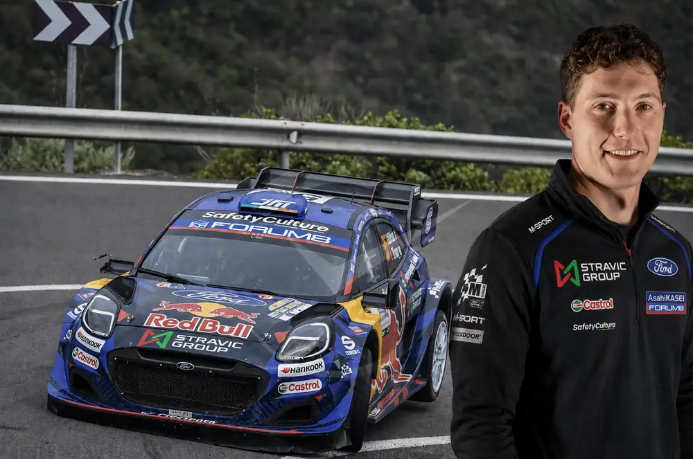 Piloto del equipo junto al coche de competición con la marca Stravic Group