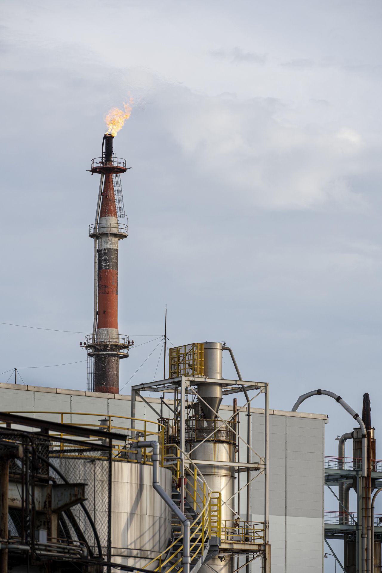 Planta industrial de gas natural con chimeneas a la luz del día