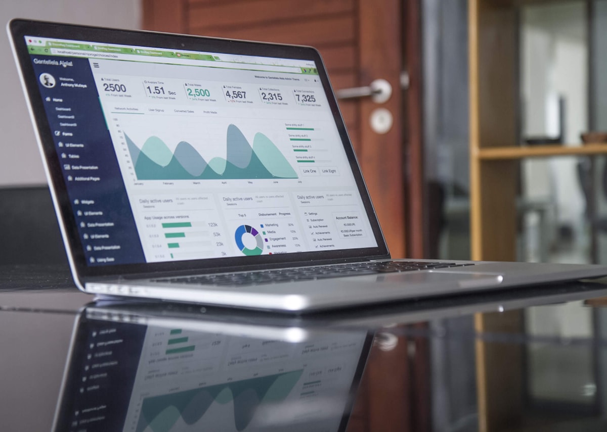 Portafolio diversificado de fondos ETF sobre un escritorio