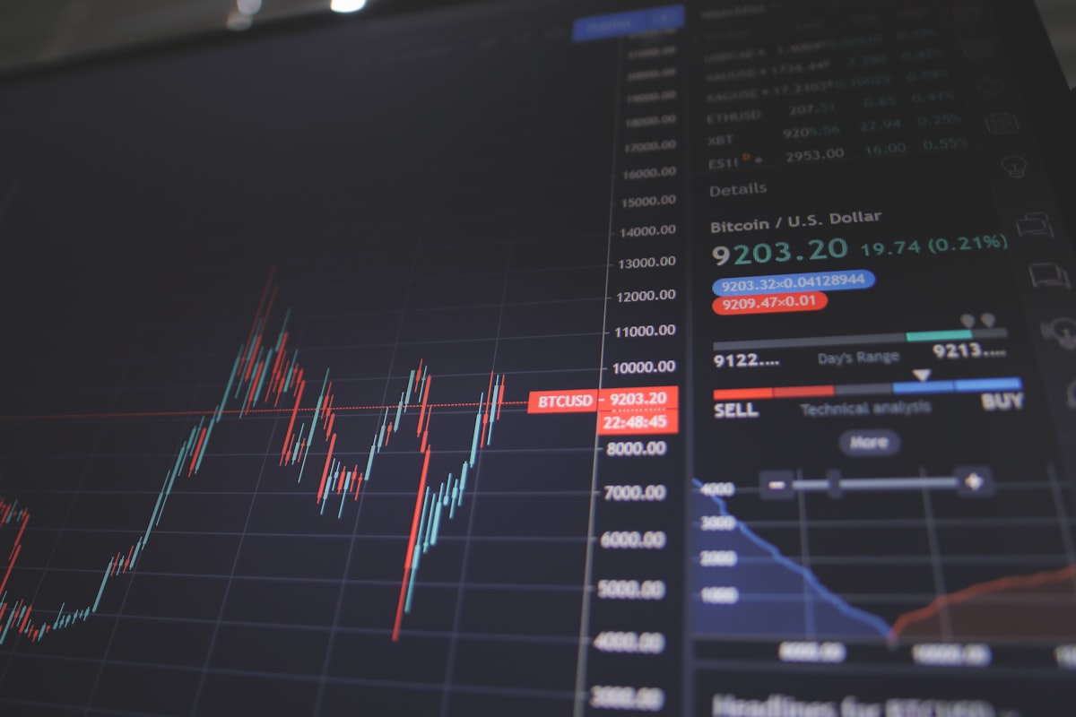 Pantalla con cotizaciones bursátiles de acciones en tiempo real