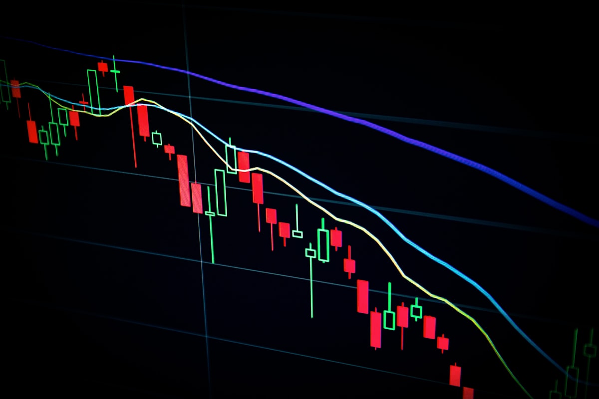 Divisas internacionales sobre una mesa de operaciones Forex