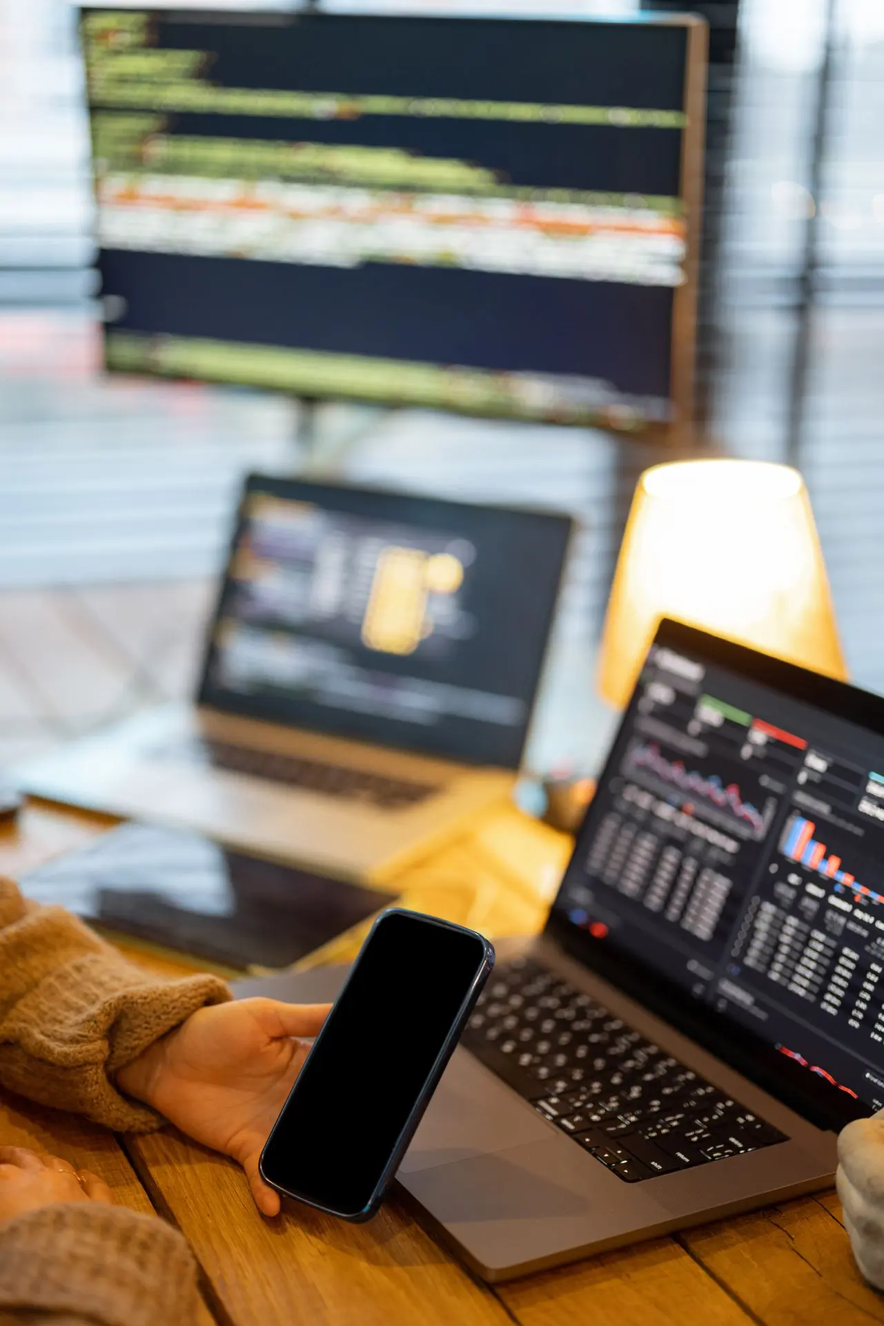 Estación de trabajo con computadoras y teléfono para análisis de mercados