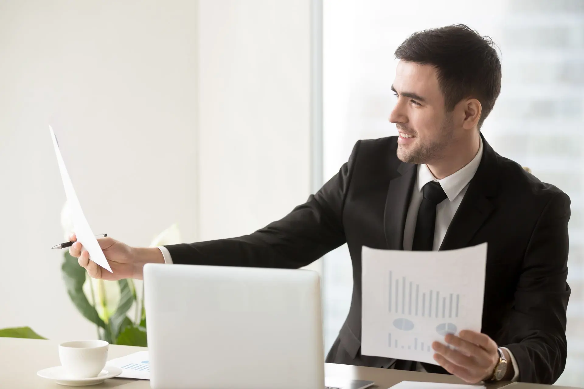 Director financiero feliz por las buenas estadísticas de su portafolio