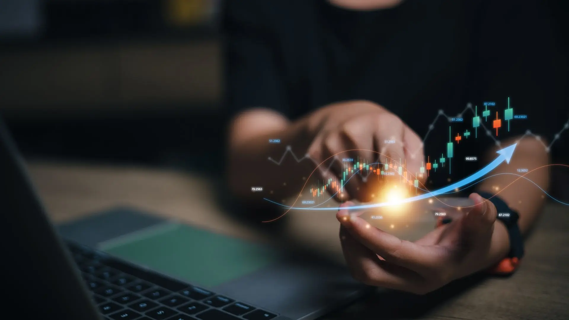 Empresario tocando un teléfono inteligente con un gráfico del mercado de valores y una flecha creciente