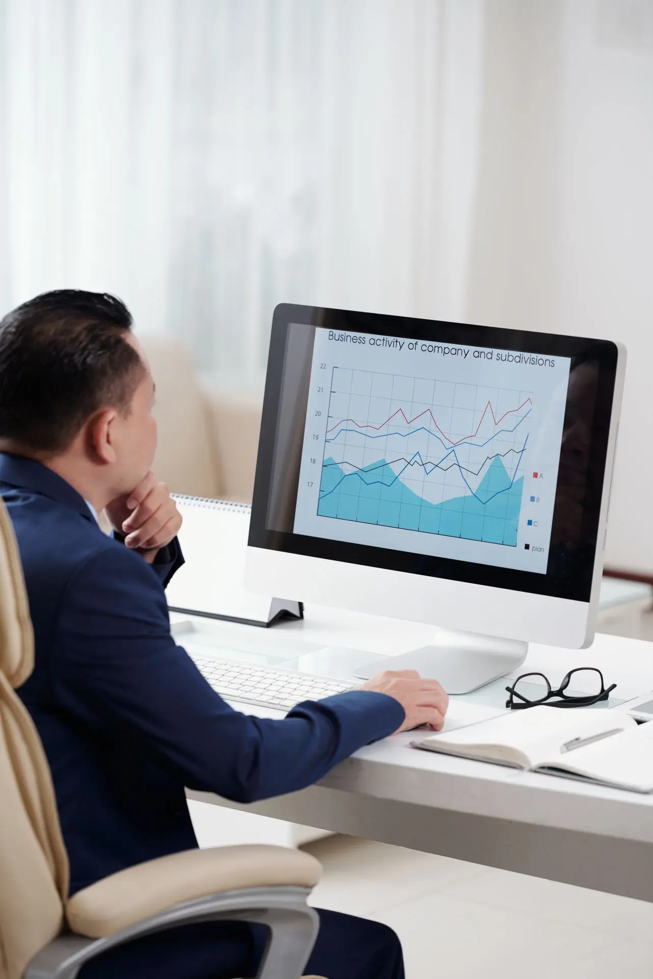 Emprendedor trabajando en su computadora con datos financieros