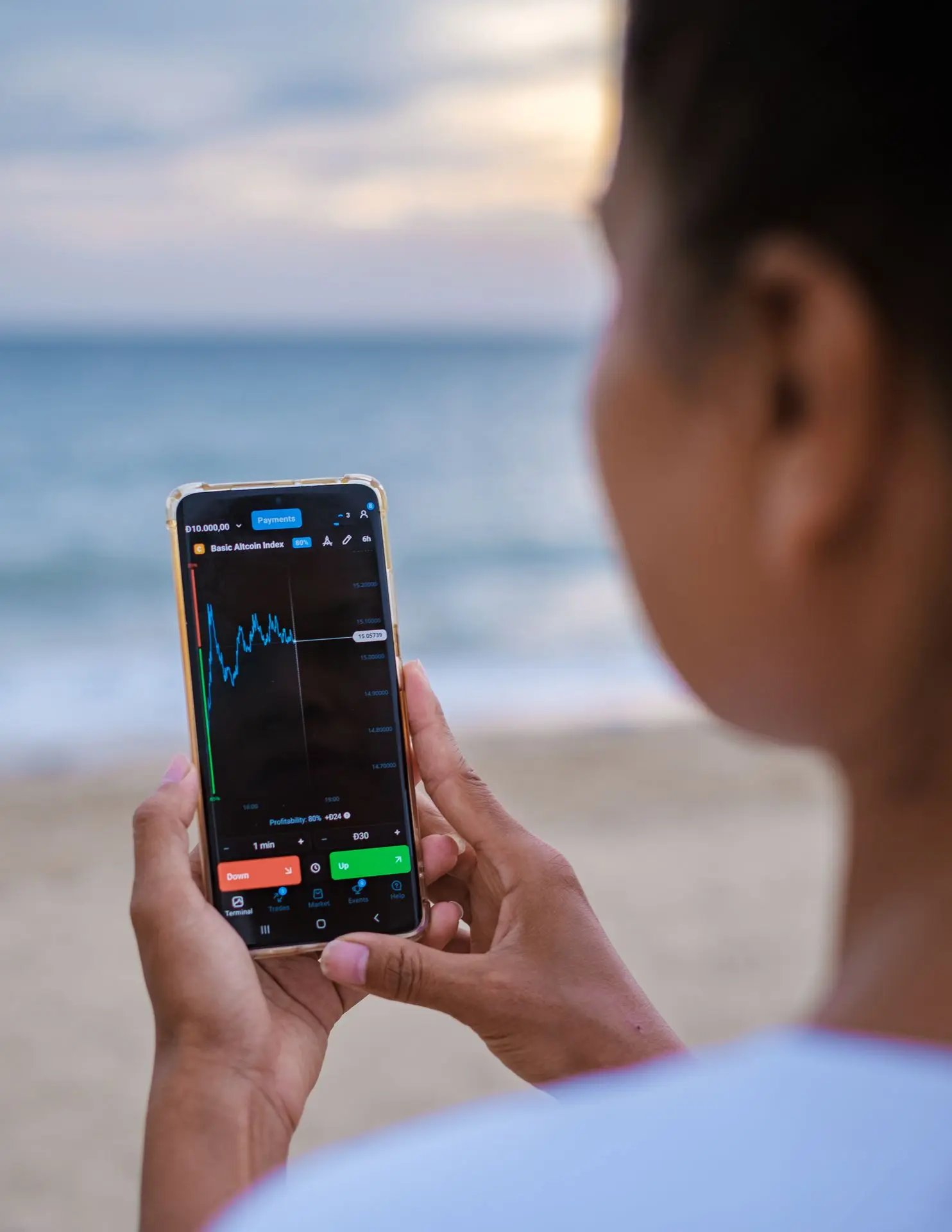 Mujer revisando la criptomoneda Ethereum en su teléfono móvil